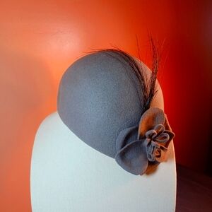 Vintage Bellini 50s all wool ladies cap with flower and horse hair plume.